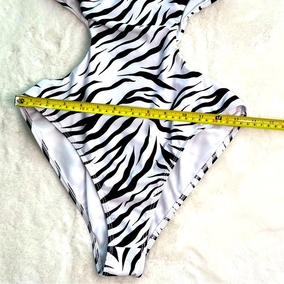Sommer Ray One Piece Swimsuit Black and White Zebra Print Cut Out Size M - Picture 15 of 16